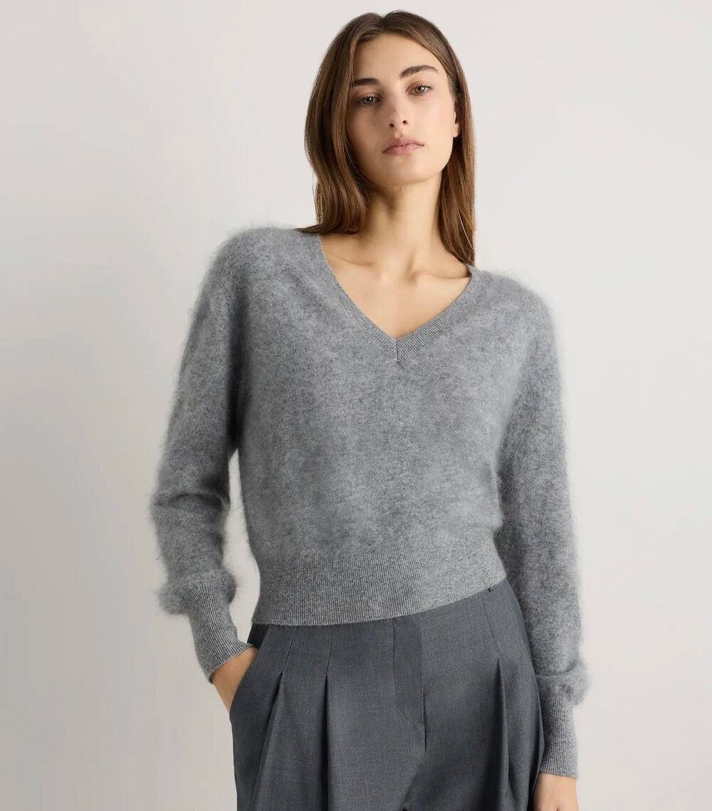 Quince NWOT 100% Mongolian Cashmere Brushed V-neck Sweater in Heather Gray Sz L